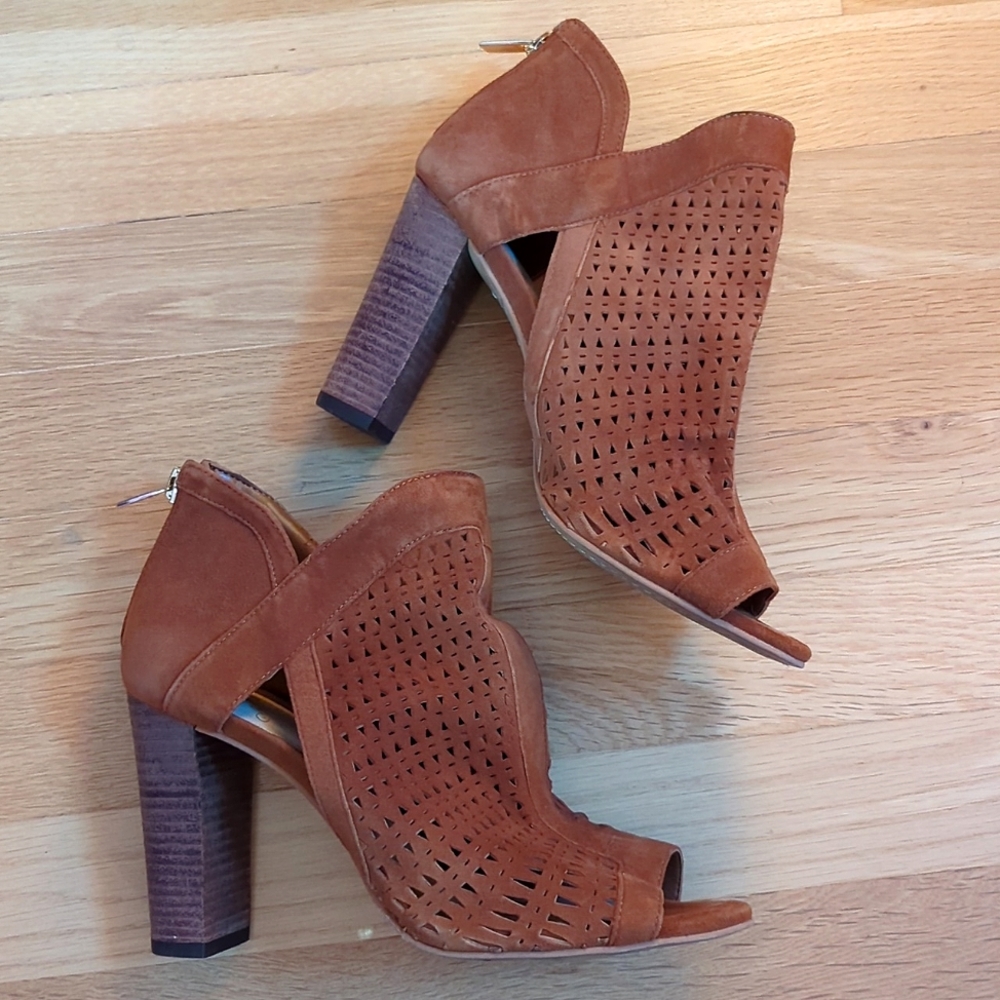 VINCE CAMUTO CRANITA BROWN SUEDE PEEP TOE BOOTIES SIZE 8M